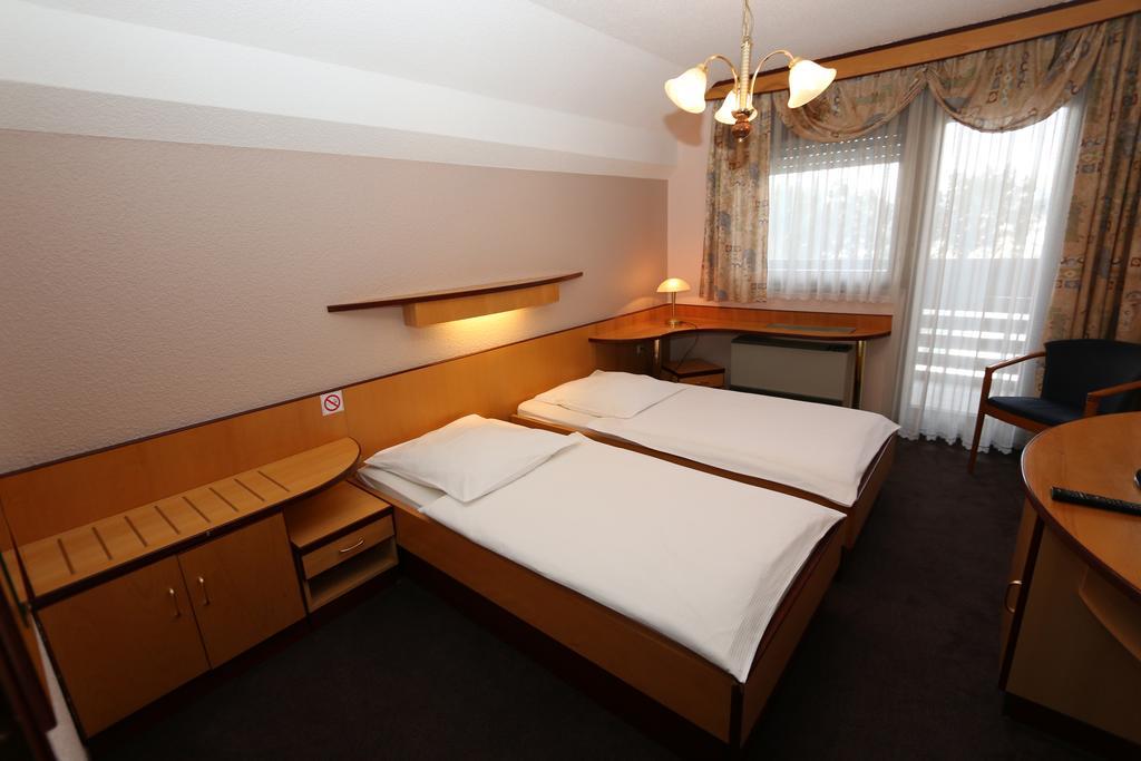 Hotel Krona Domžale Exteriör bild