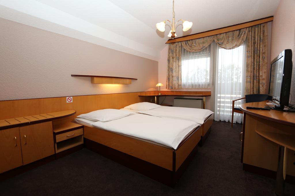 Hotel Krona Domžale Exteriör bild